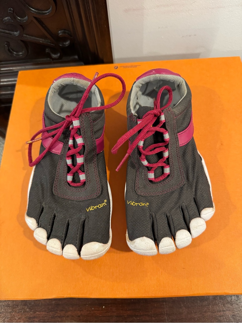 Vibram Women's Toe Shoes in Black and Pink